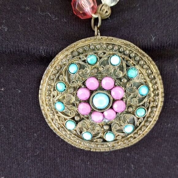 Beautiful beaded necklace with round medallion - Picture 2 of 7